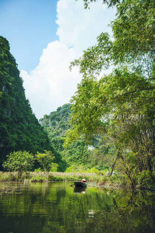 在越南宁平省Tam Coc景观的河流上